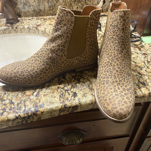 Lucy Avenue Leopard Print ankle booties - Picture 1 of 3
